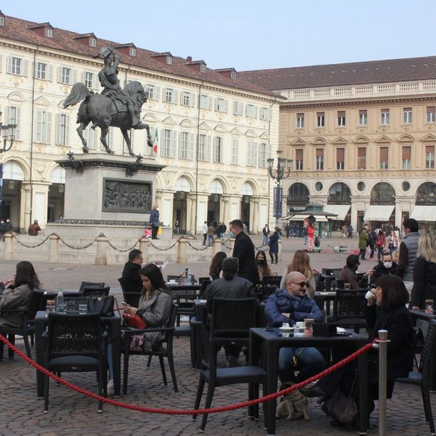 Ultimo weekend di zona gialla: a Torino dehors pieni e code per i parcheggi (FOTO)