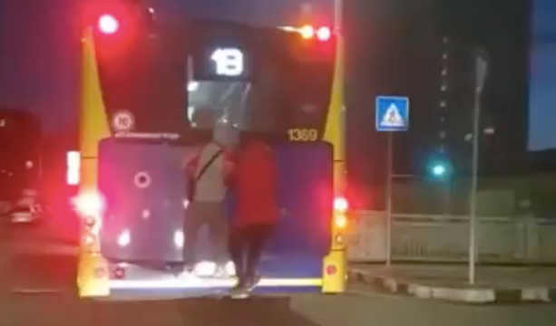 A Torino arriva la pericolosa &quot;challenge del bus&quot;: ragazzini si appendono al pullman in corsa [VIDEO]