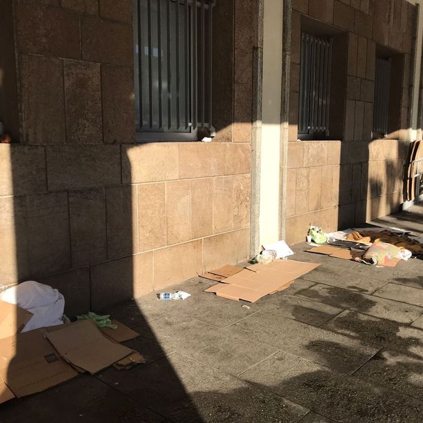 Caso clochard, quale futuro per il porticato davanti al Duomo? Spunta l’ipotesi del dehors di un bar