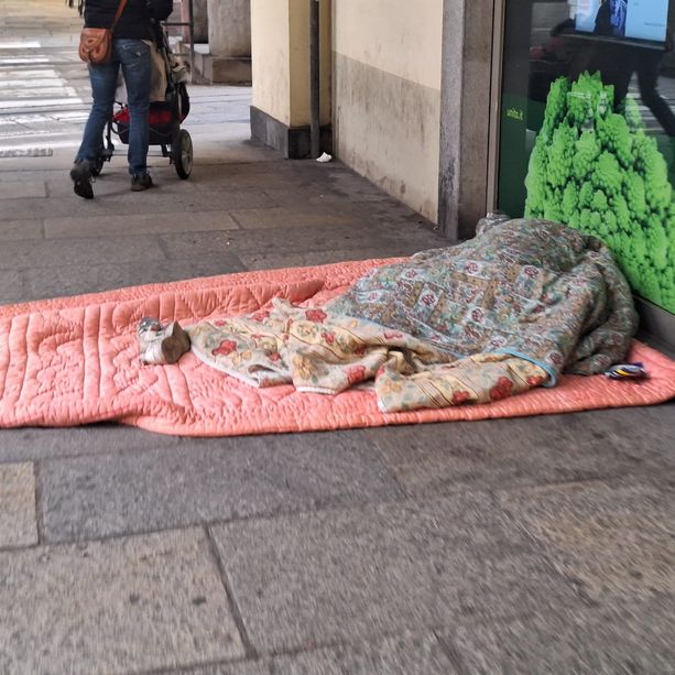 Il centro di Torino in balia del degrado: graffiti, sporcizia e senzatetto abbandonati sotto i portici di via Po