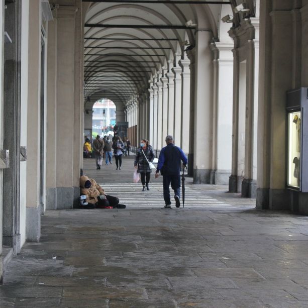 Piazza Statuto, via i &quot;panettoni&quot;: tornano i clochard, ma residenti e commercianti sono esasperati [FOTO]