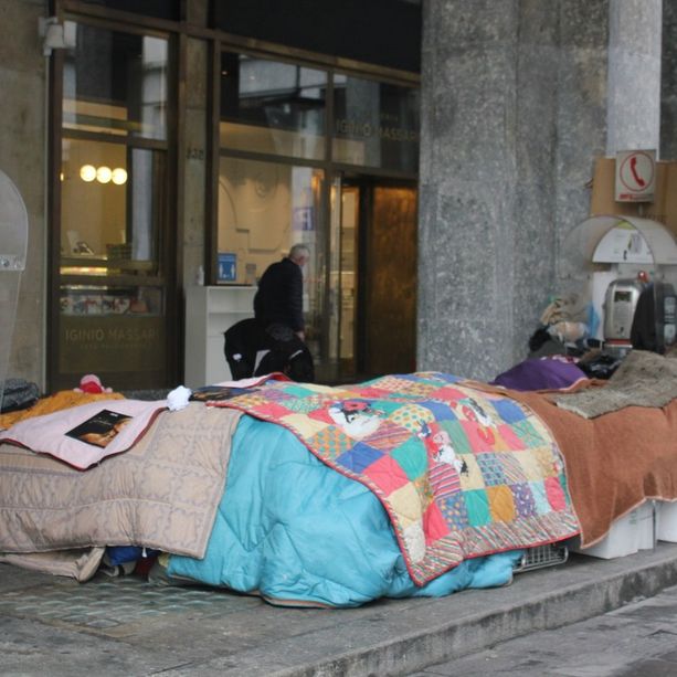Clochard, Ricca alza la voce: &quot;La Città non può accettare che le persone dormano sugli stracci&quot;