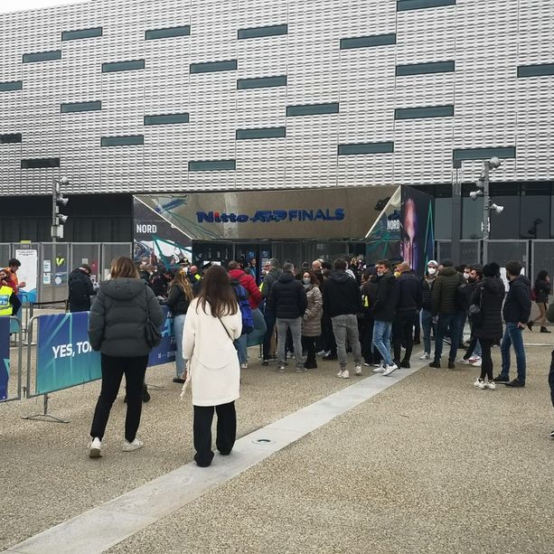 Caos biglietti Atp Finals, la protesta vola sui social. Davanti al Pala Alpitour una cinquantina di 'esclusi' manifestano rassegnati
