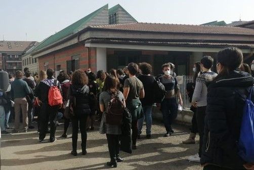 Vaccini, code e assembramenti all'Asl di via Gorizia. L'Asl: &quot;Tutta colpa di un disguido informatico, ce ne scusiamo&quot;