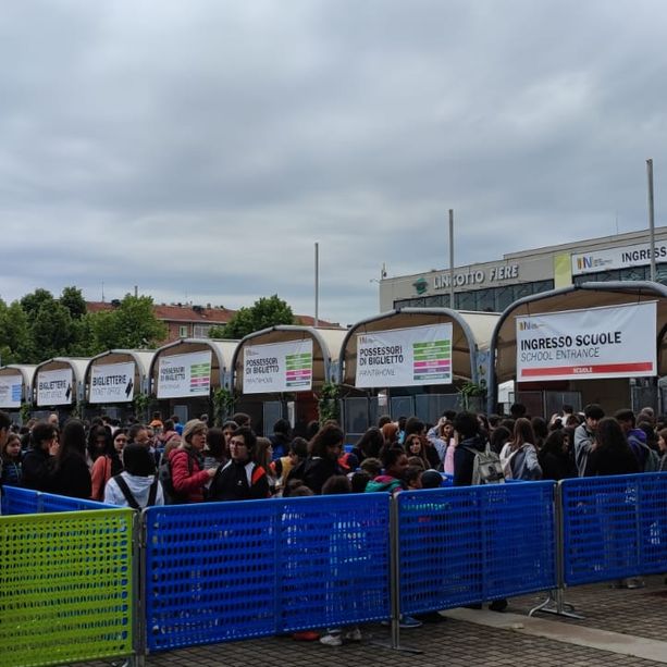 Il Salone del Libro comincia con un grande classico: agli ingressi è subito coda per il pubblico [FOTO]