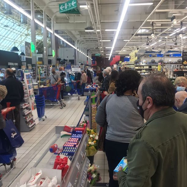 Chiusure pasquali, parte la corsa alla spesa: torinesi in coda nei supermercati [FOTO e VIDEO]