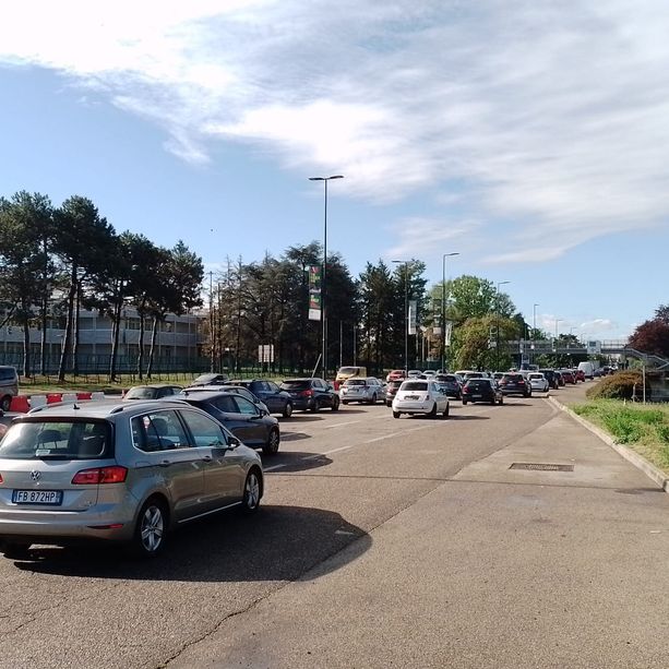 Code di auto e clacson, ma non sono i caroselli per il Napoli: in corso Unità il traffico è in tilt