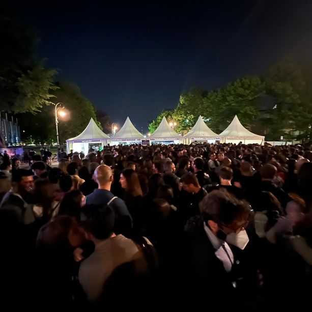 All’Eurovillage, controlli e file per il concerto dei Negrita: prato sold-out, i fans scavalcano le transenne