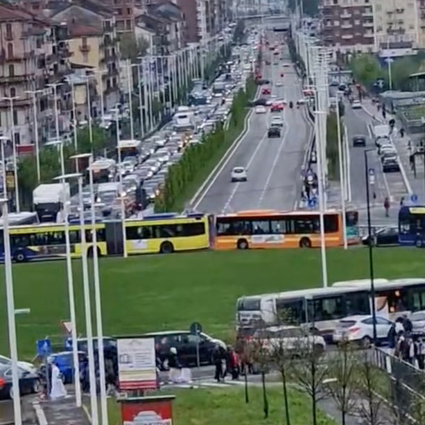 Piazza Baldissera in tilt per la fine del Ramadan. Code, traffico e ritardi per chi si sposta in bus