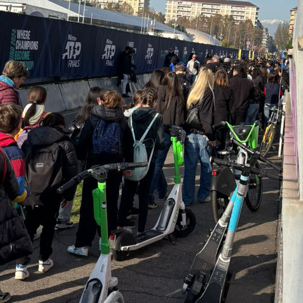 Atp Finals, folla di studenti per assistere agli allenamenti. Ed ecco come Sinner e soci &quot;stravolgono&quot; la viabilità