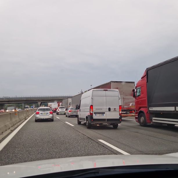 Ghigliottina sulle patenti in tangenziale: in due mesi sequestrate 100 licenze di guida per i pirati della corsia di emergenza