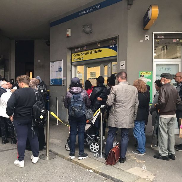 Centri servizi Gtt nel caos: anziani respinti, proteste e lunghe code