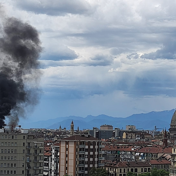 Tetto in fiamme in via Vanchiglia: alta colonna di fumo nero [FOTO]
