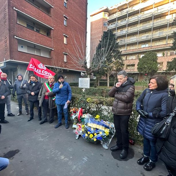 Via Genova, la città ricorda i tre operai vittime del crollo della gru: &quot;Lo faremo ogni anno&quot; [FOTO]