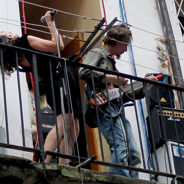 Concertino dal balconcino, artisti denunciano: &quot;Kerosene nella nostra cantina&quot;