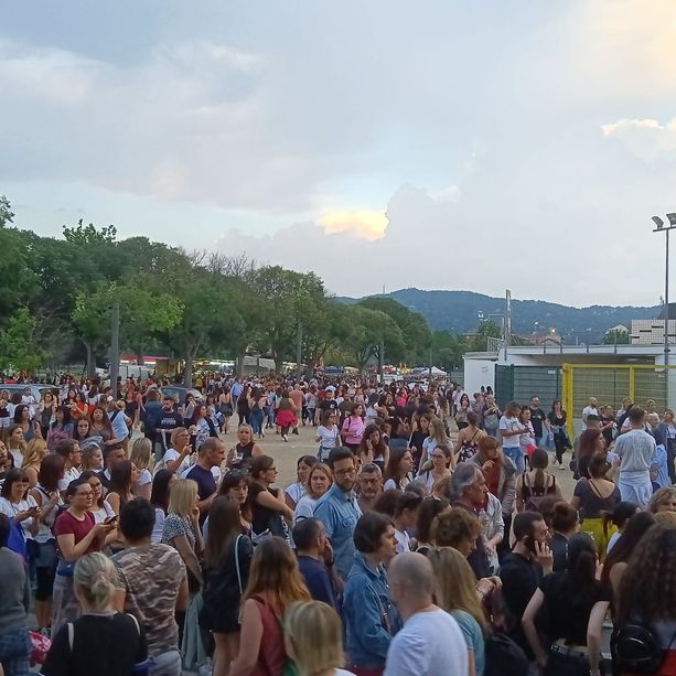 Tiziano Ferro mania, allo stadio Grande Torino: una fiumana di persone &quot;assedia&quot; il cantautore di Latina [FOTO]