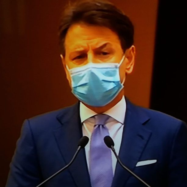 Conte: “Faremo il possibile per proteggere salute ed economia. Pronti indennizzi a fondo perduto per settori colpiti”