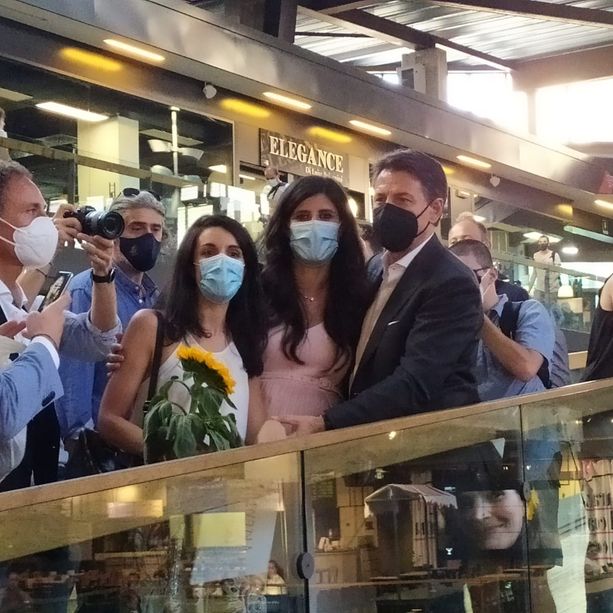 Conte superstar tra acclamazioni e proteste dei no green pass: “La proposta 5 Stelle per Torino è molto competitiva”