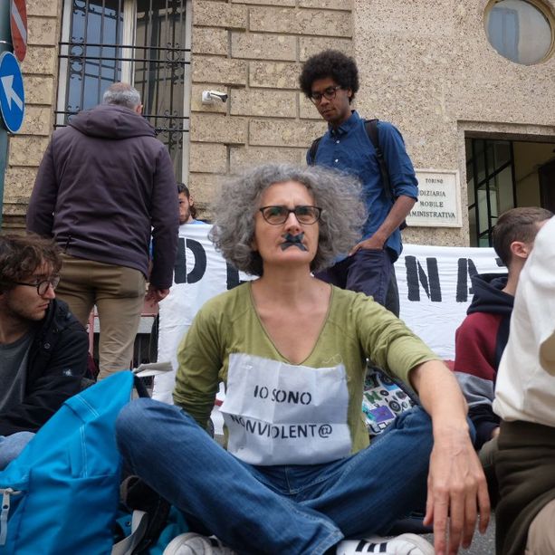 Il presidio degli attivisti climatici si sposta davanti alla Questura: &quot;Continuano a trattarci come terroristi&quot;