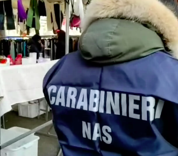Profumi contraffatti al mercato di piazza Benefica: sequestrati oltre 600 prodotti, cinque indagati