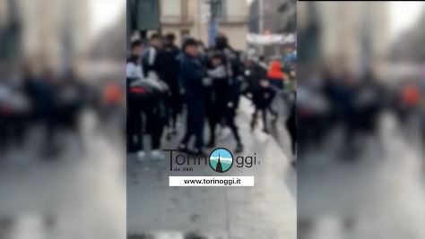 Rissa tra ragazzini in piazza Castello: lancio di oggetti e insulti vicino alle &quot;statue&quot; (VIDEO)