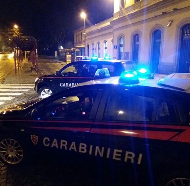 Spacca i finestrini per rubare dalle auto in sosta in centro Torino: 37enne in manette