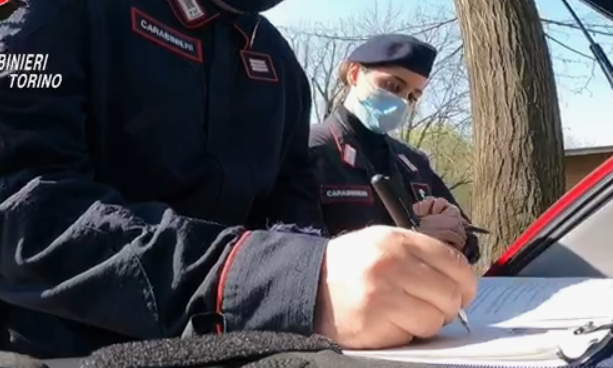 In 150 dentro un dehors: i carabinieri fanno chiudere un locale di Carignano