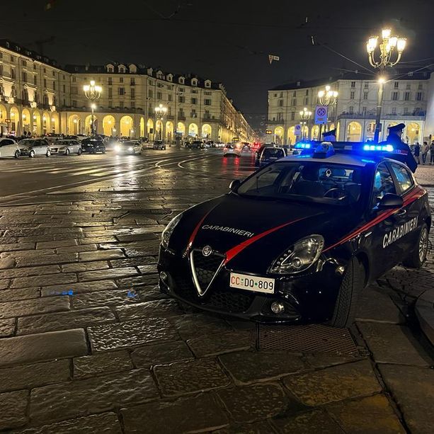 &quot;Hai guardato la mia ragazza&quot;: poi ai Murazzi volano calci e pugni prima di rubare un cellulare. Due giovani in manette