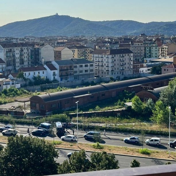Maxi retata a Barriera di Milano e Borgo Vittoria: polizia e carabinieri alla Gondrand e al Tossic Park di corso Venezia