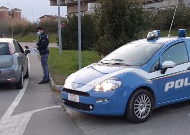 Dpcm, controlli della polizia a Torino: venerdì 214 fermati, 26 persone multate
