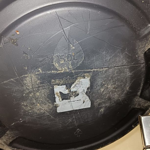 Bar da incubo in via Nizza: oltre 23Kg di pollo e riso mal conservati nella spazzatura e bacinelle