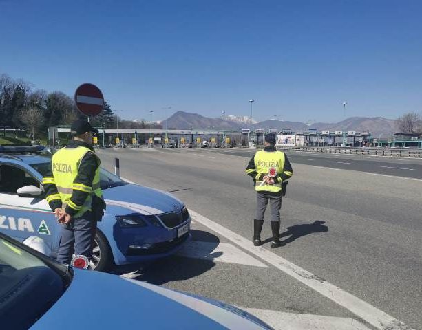 Sparatoria in autostrada, due agenti feriti a martellate