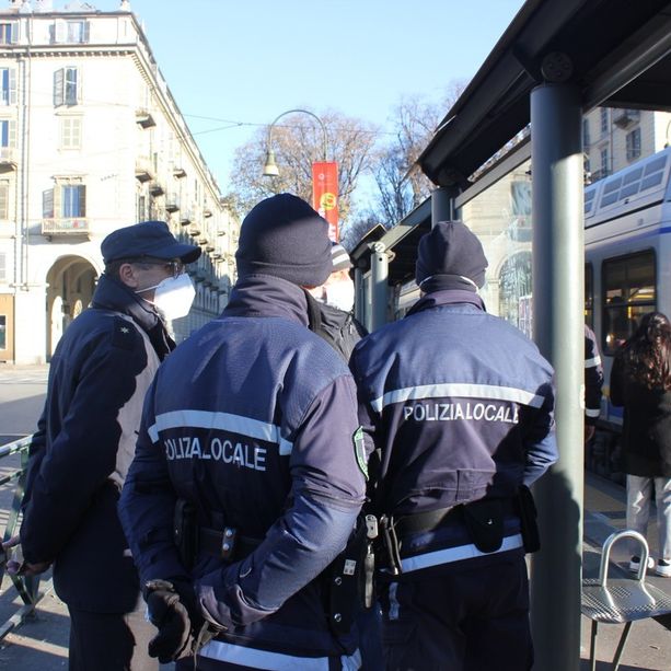 Green Pass sui mezzi pubblici, al via i controlli a campione: personale Gtt e polizia locale alle fermate (FOTO)