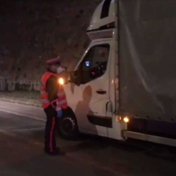 Trasportava 800 grammi di droga nel sottofondo del bagagliaio: i carabinieri arrestano un corriere