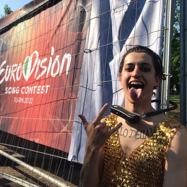 Eurovision, i ‘Maneskin del clima’ si incatenano al village: “Zitti e buoni verso l’estinzione? No” [VIDEO e FOTO]