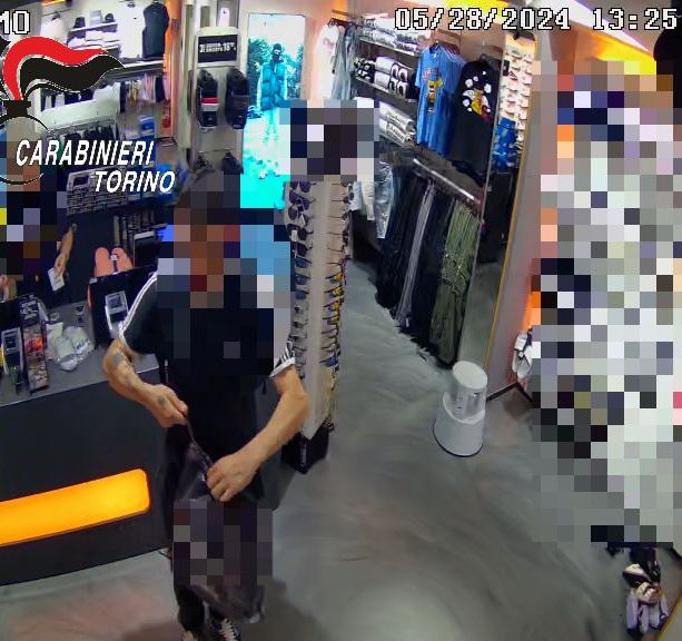 Rapina un’anziana 83 enne e con il suo bancomat va a fare shopping in centro Torino