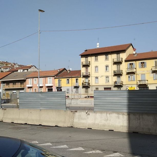 Corso Grosseto, la disperazione dei commercianti: “E’ tutto chiuso, nessun passaggio pedonale: così ci uccidono”