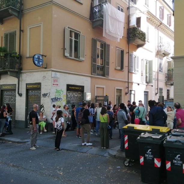 Mobili in regalo in corso Francia: la gente per ore in coda per aggiudicarseli [FOTO E VIDEO]