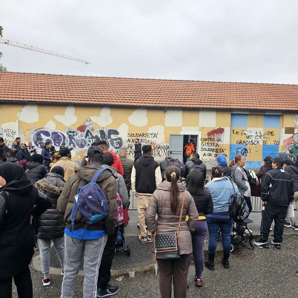 Una notte in coda per il permesso di soggiorno. Anche Settimo si muove: &quot;Cercare una soluzione deve diventare una priorità&quot; [FOTO]