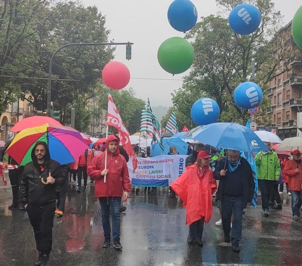 Primo Maggio a Torino, la pioggia non ferma il corteo dei sindacati: &quot;Non c'è solo un problema Stellantis&quot; [FOTO]
