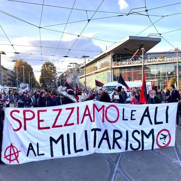 Pomeriggio di cortei a Torino: pro Palestina, contro le spese militari e per i diritti delle persone trans [FOTO]