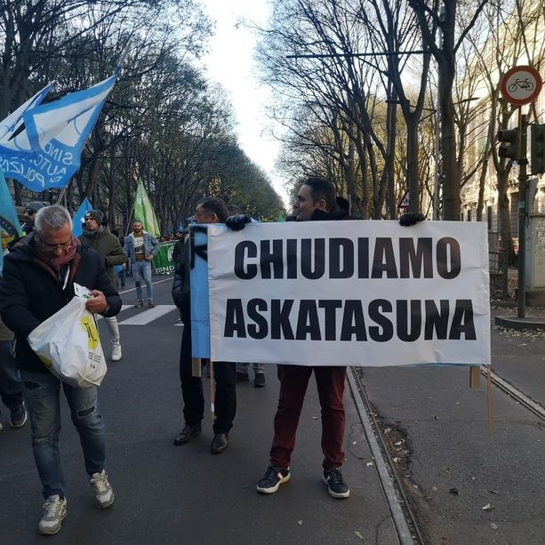&quot;Forze dell'ordine contro la violenza&quot;, partito il corteo della polizia che chiede di chiudere Aska [FOTO]