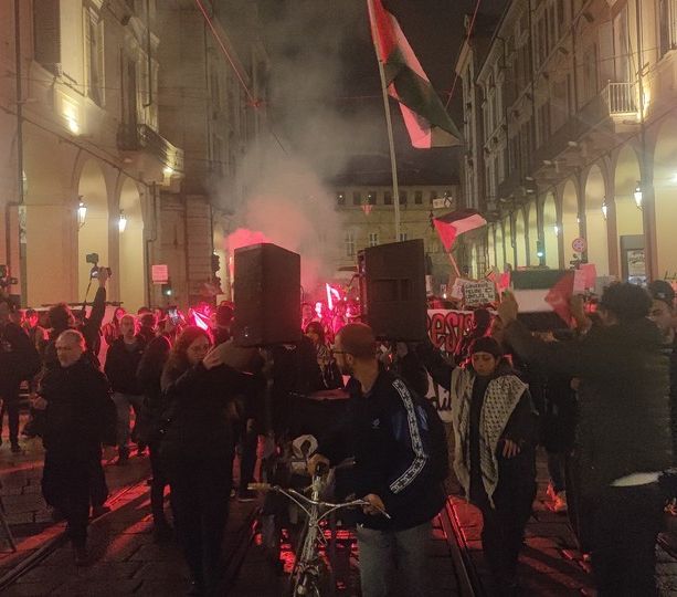 Fiaccolata pro Palestina in piazza Castello nell'anniversario dell'attacco di Hamas del 7 ottobre