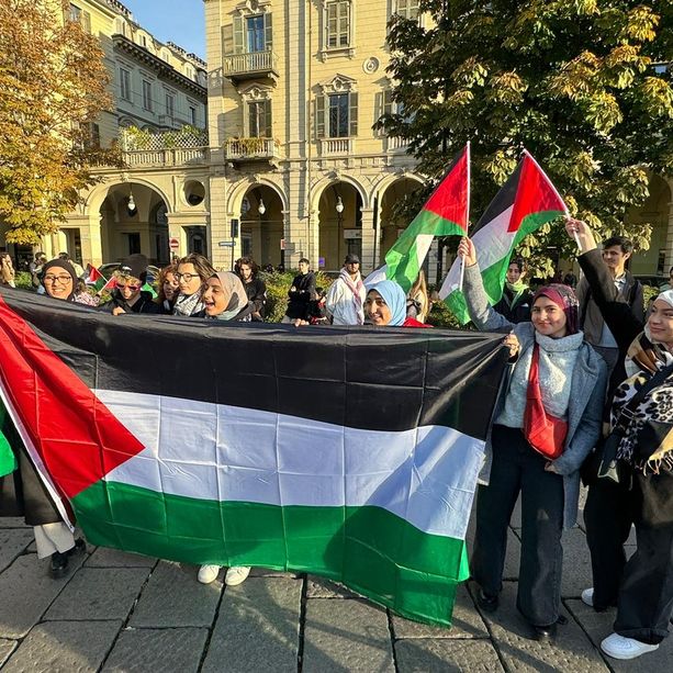 Pomeriggio di cortei, nel centro di Torino: dai Pro Palestina alle attiviste di Non una di meno