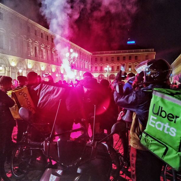 Il tribunale del lavoro di Torino dà ragione ai riders, vinta la causa contro Uber Italy