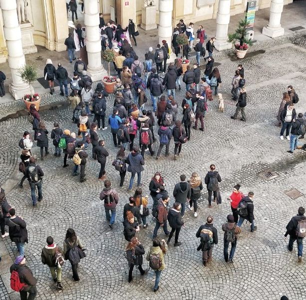 Scontri al Campus Einaudi: studenti antifascisti in corteo verso il Rettorato, uova contro le finestre [VIDEO]