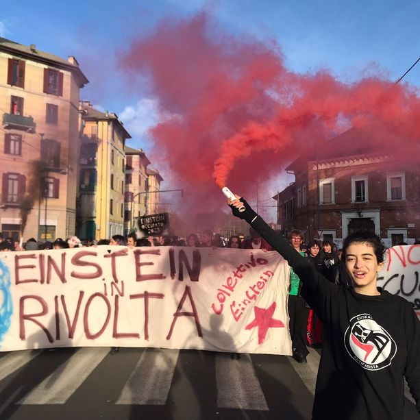 Gli studenti dell’Einstein in corteo in via Bologna: “Questo sistema ci fa schifo” [VIDEO e FOTO]