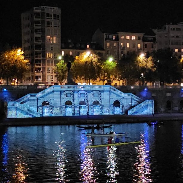 Il Po per tre giorni si illumina di blu: il videomapping accende e fa rivivere i Murazzi [VIDEO e FOTO]