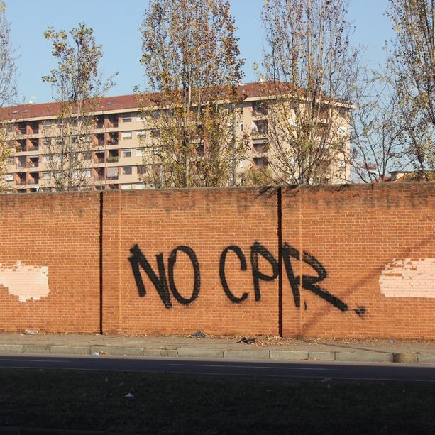 Inferno Cpr, l’accusa del SIULP: “I migranti fingono il suicidio per essere liberati” (VIDEO)