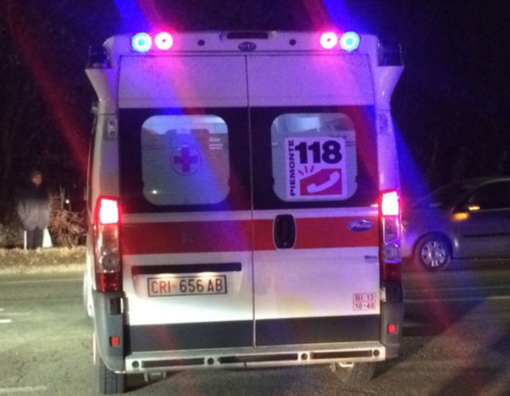 Cade dalla bici e sviene, di notte, in corso Vercelli: lo salvano tre poliziotti fuori servizio